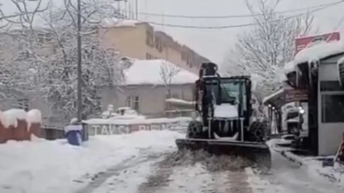 Tunceli, son 65 yılın en yoğun kar yağışıyla mücadele ediyor