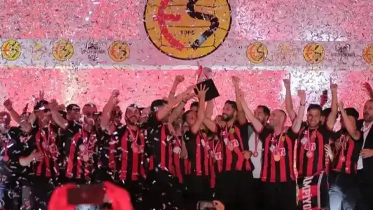 Eskişehirspor şampiyonluğunu sahada kutladı
