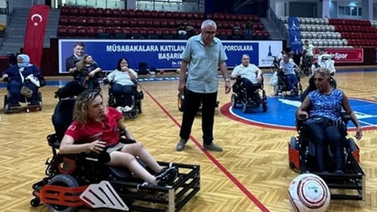 İzmir'de engeller tekerlekli sandalye futbolu ile kalktı