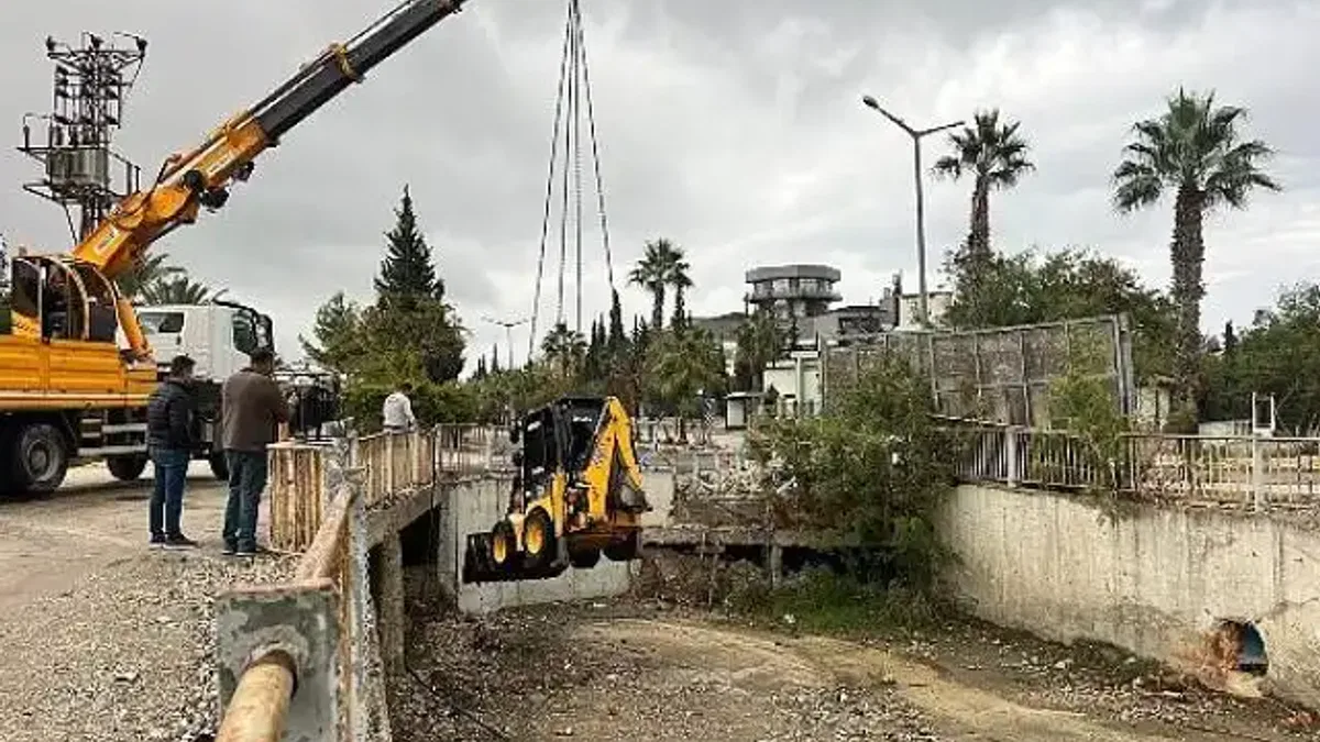 Kış ayları öncesi menfezler temizleniyor
