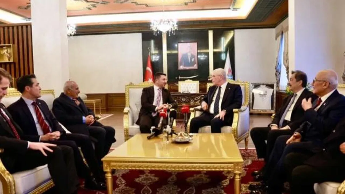 Müsavat Dervişoğlu orucunu Nevşehirlilerle açtı