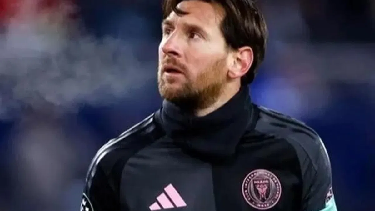 Maçın hakemi Messi'den imza istedi