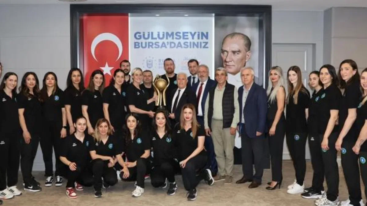 Başkan Bozbey’den şampiyon hentbol takımına övgü