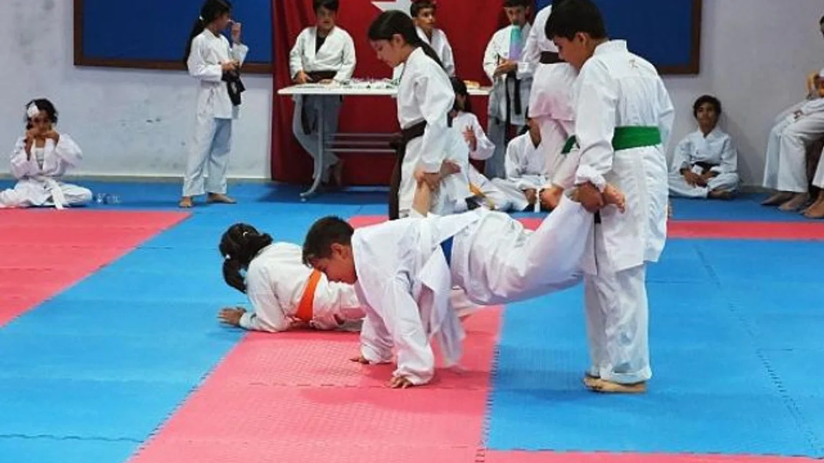 Kemer Belediye karate takımı kuşak atladı