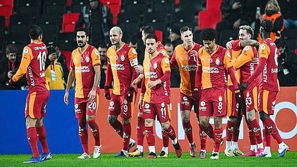 Galatasaray 4 -1 Trabzonspor (Maç Sonucu) Turkcell Süper Kupa'da ilk finalist Galatasaray!