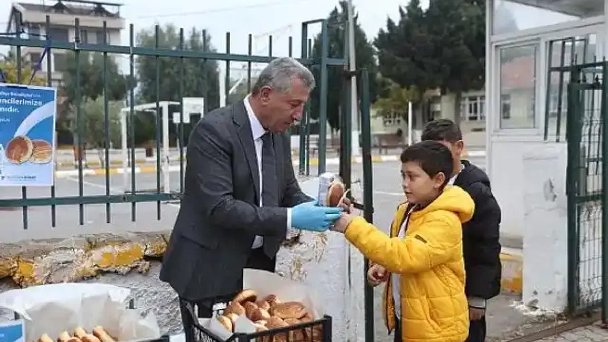 Güzelbahçe Belediyesi'nden öğrencilere süt ve pohaça