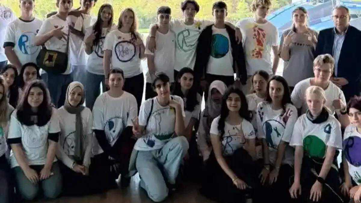Misafir gençler Sakarya’da ‘yeşil gelecek’ için pedal çevirdi