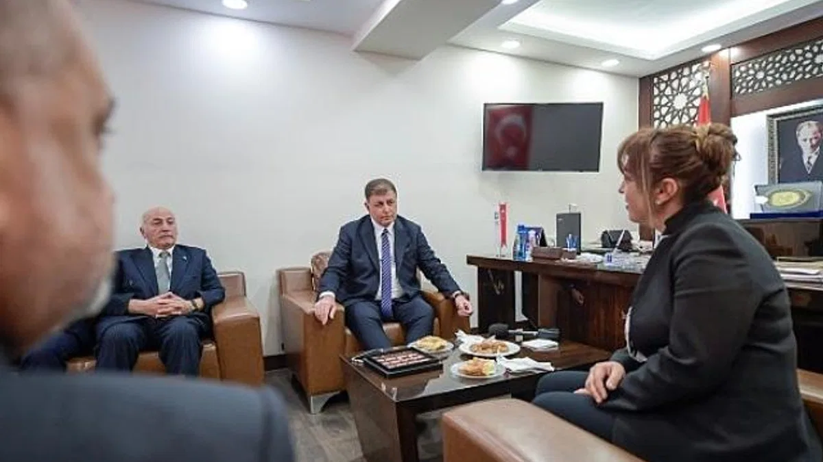 Başkan Tugay'dan İYİ Parti'ye ziyaret "Dayanışma içinde olalım"