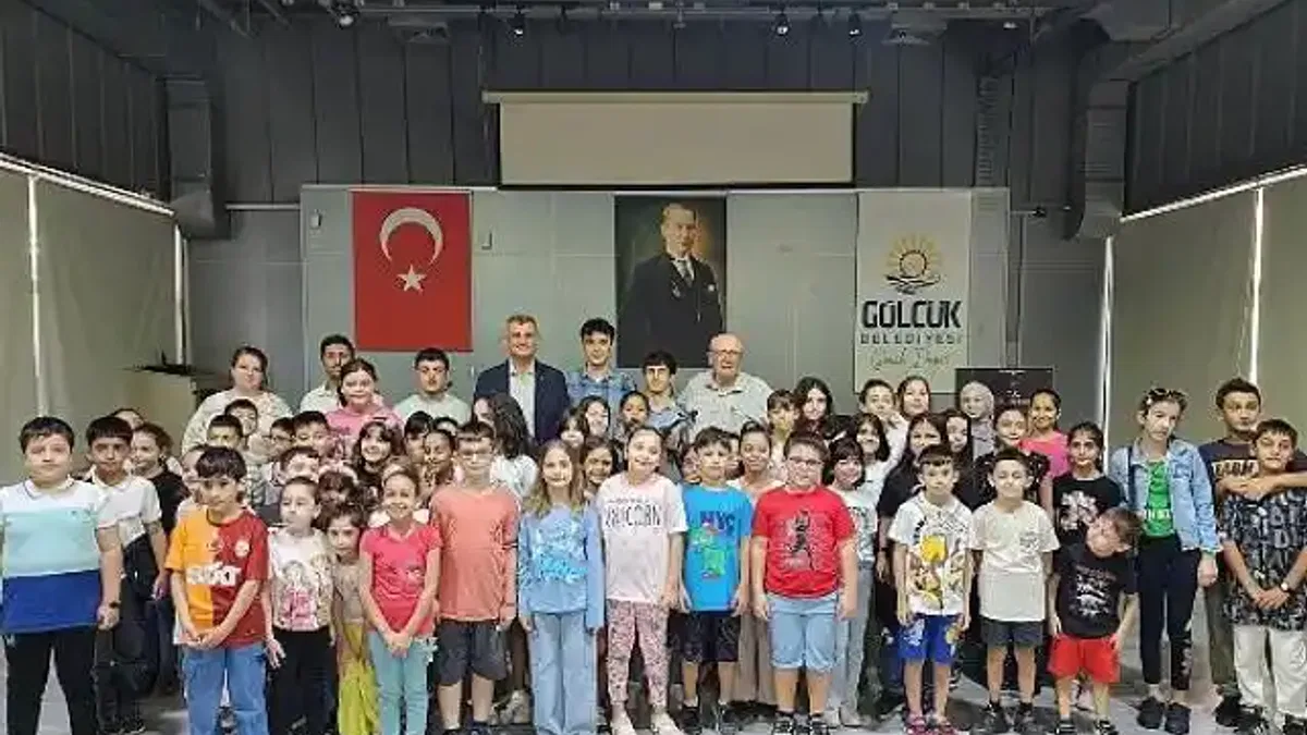 Gölcük Belediye Konservatuarı Çocuk Korosu, Şef Turan Yüksel eşliğinde yeni dönem eğitimlerine Sanat Galeri'nde başladı.