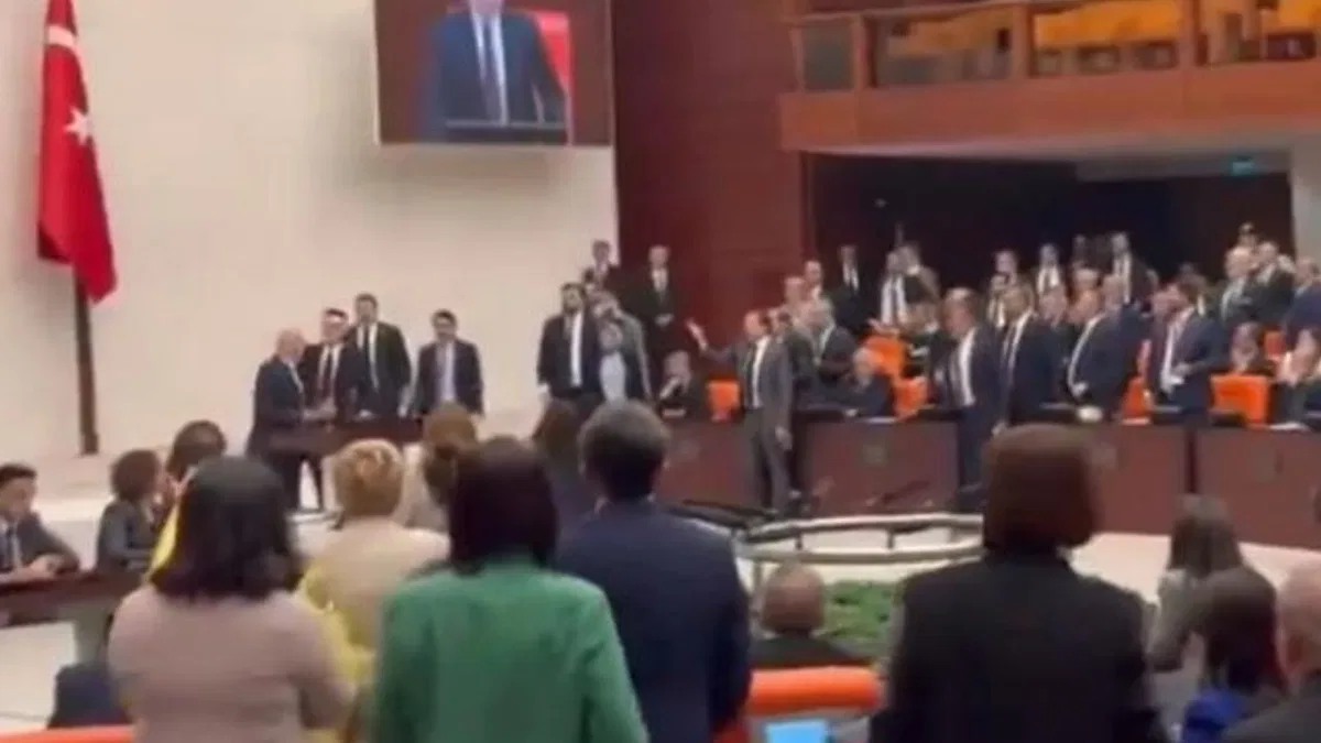 Olağanüstü oturumda kan aktı!