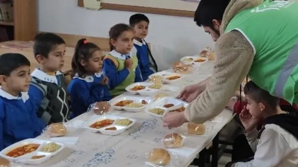 Okullara ulaştırılan 3 kap sıcak yemek depremzede çocukları motive etti