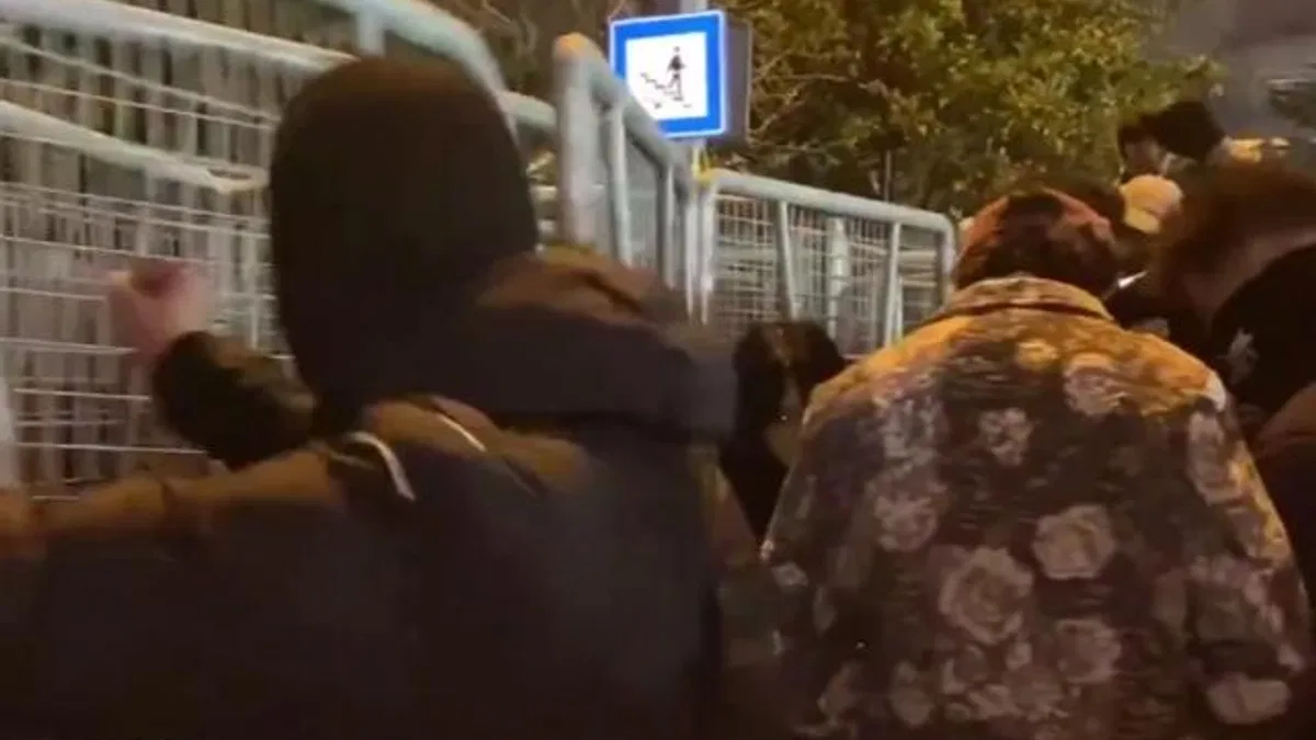 Saraçhane'de polis bariyerlerine saldıran maskeli 35 şüpheli gözaltında