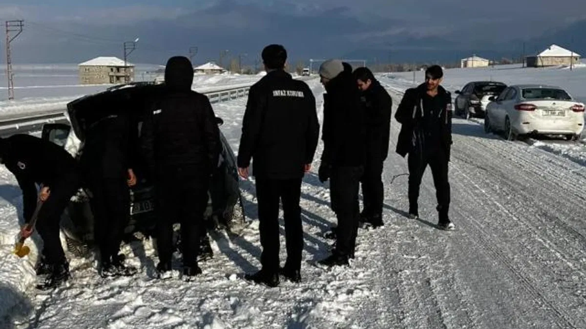 Ağrı'da infaz ve koruma memurlarından yol yardımı