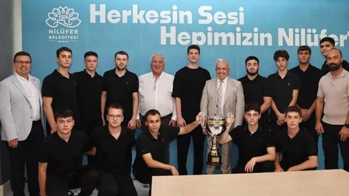 Şampiyonluk sevincini Başkan Özdemir’le paylaştılar