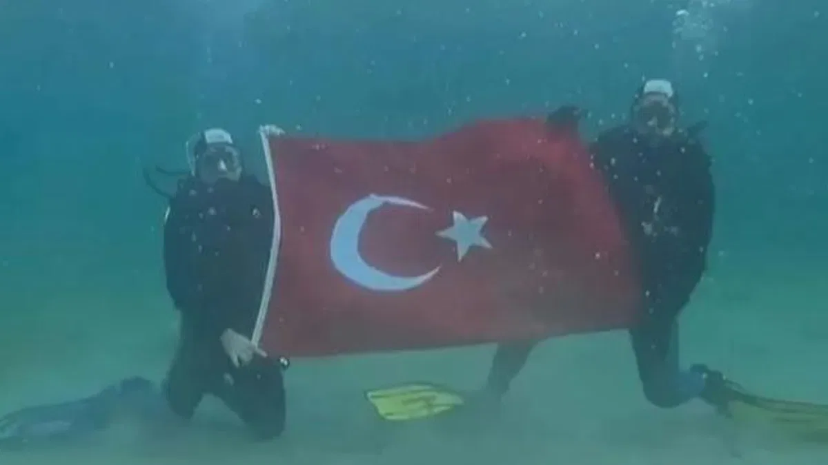 Bursa’da öğretmenler su altında Türk bayrağı açtı