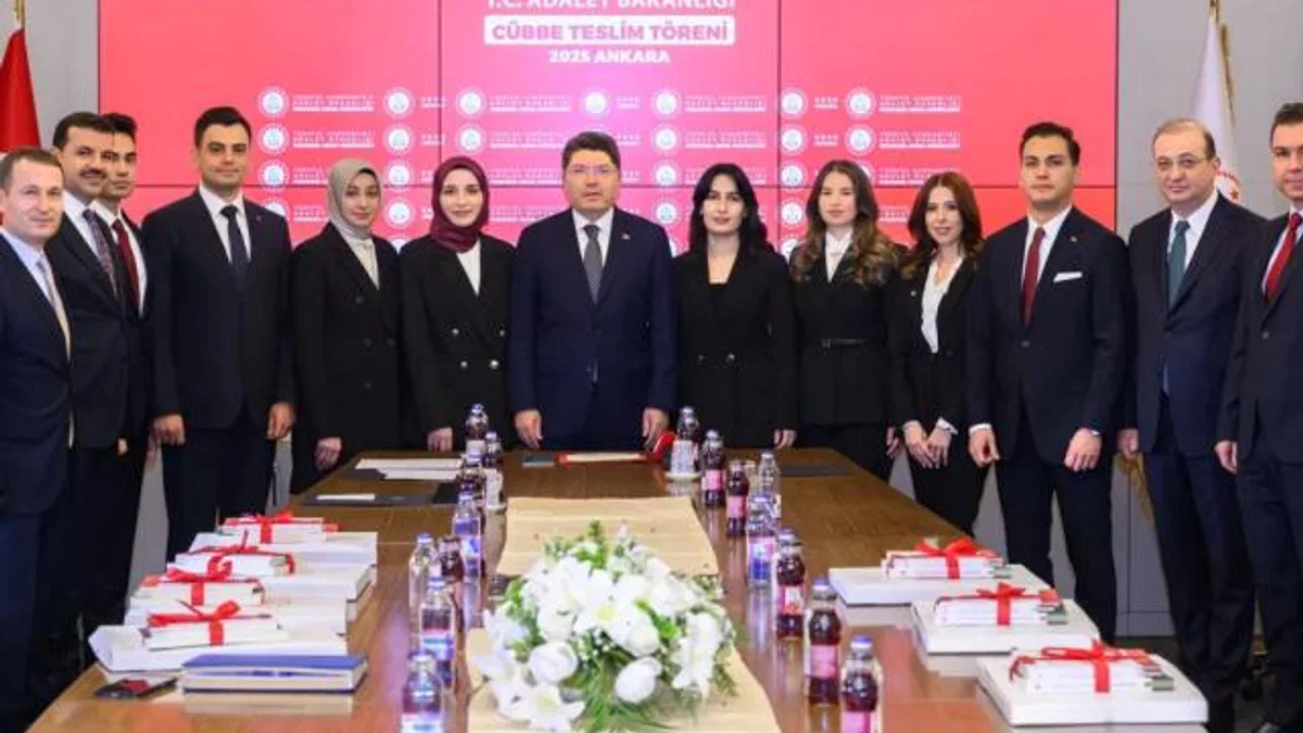 Genç hakim ve savcılar cübbelerini teslim aldı