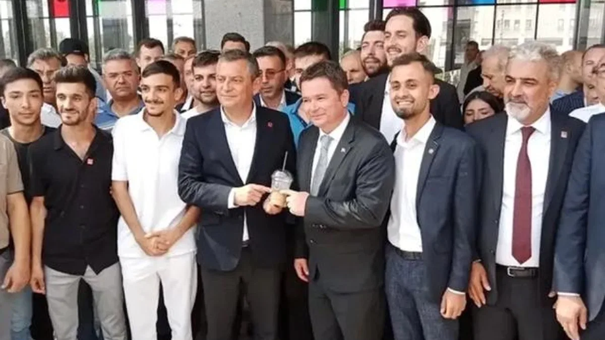 CHP Genel Başkanı Özgür Özel, Bursa'da Osmangazi Meydanı'nı gezdi
