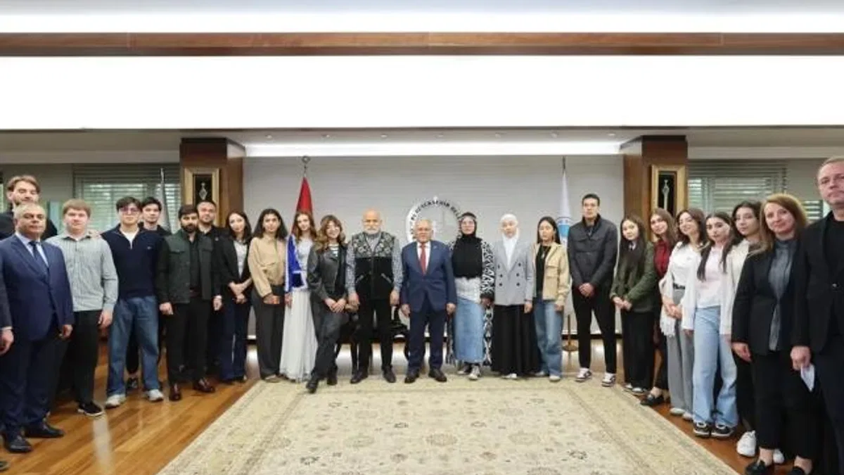 Kayseri'deki Türk Dünyası gençlerinden Başkan Büyükkılıç'a ziyaret