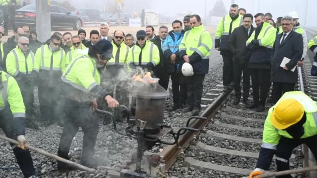 Konya'da tarihi adım... KONYARAY banliyö hattında ray birleştirme kaynağı yapıldı