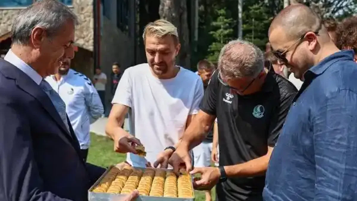 Başkan Alemdar'dan Bolu kampına baklavalı moral