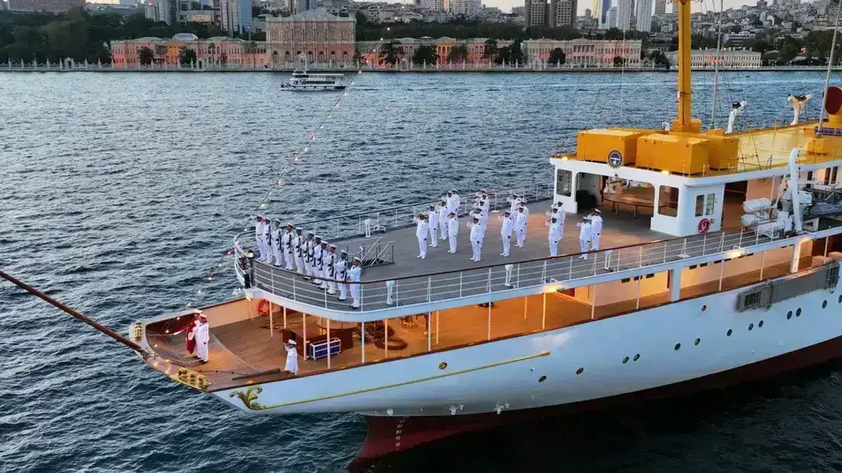 TCG Savarona Dolmabahçe açıklarında demirledi