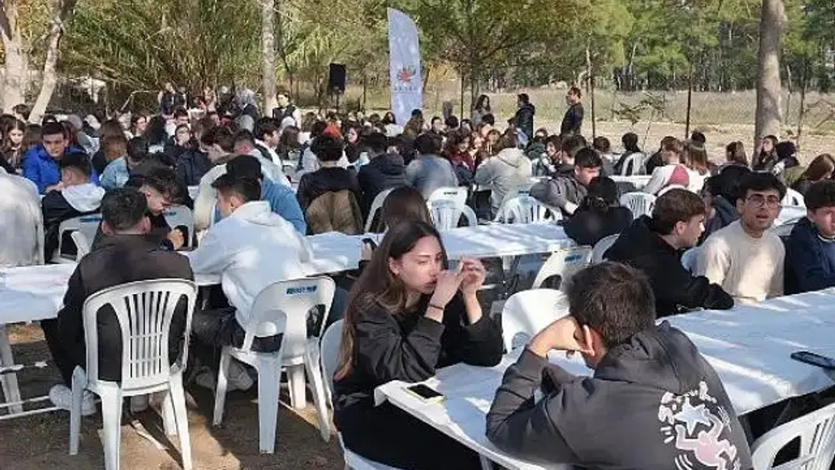 Başkan Topaloğlu'ndan öğrencilere mangal partisi