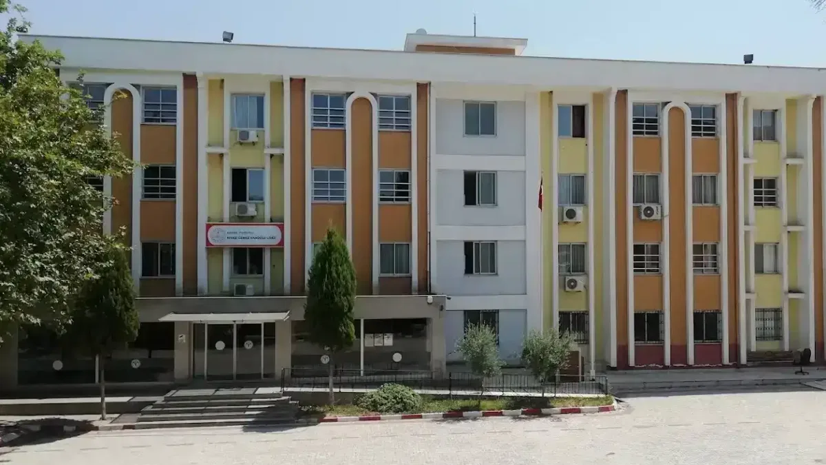 Manisa'da liseye silahlı saldırı!
