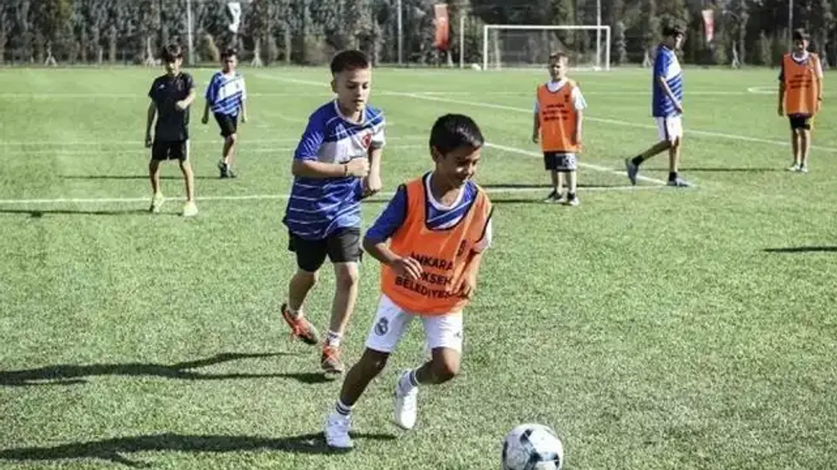 Başkentli minikler yaz tatilinde futbolla buluştu