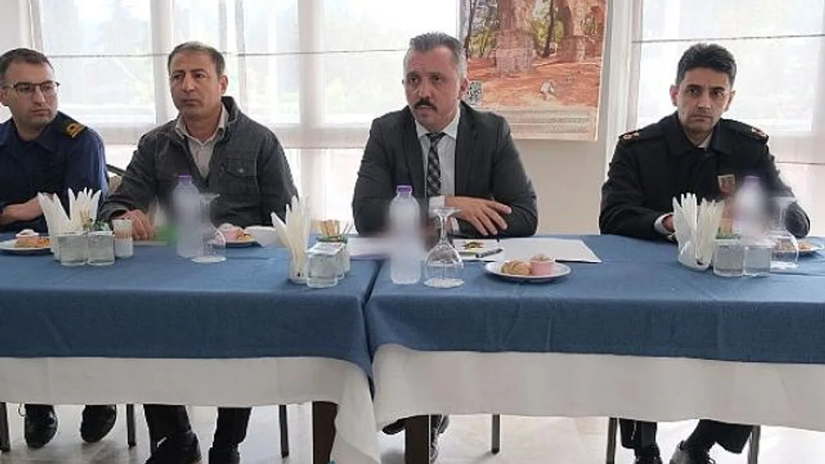 Kemer'de Kemer Kaymakamı Ahmet Solmaz başkanlığında afet koordinasyon toplantısı gerçekleştirildi.