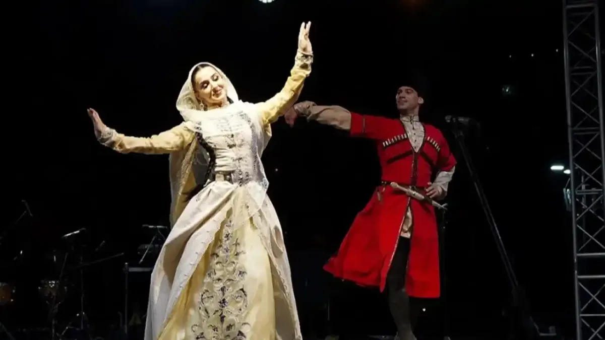 İstanbul Beylikdüzü'nde Uluslararası Halk Dansları zamanı