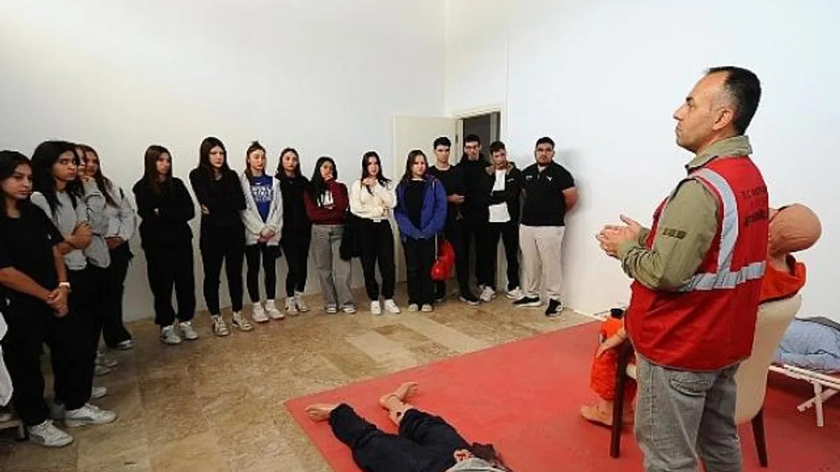 Karşıyaka'da okullara yönelik afet farkındalık eğitimleri başladı