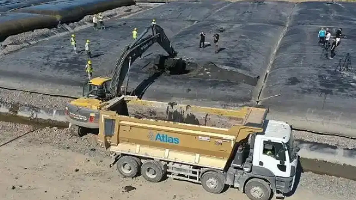 Körfez'den 1 milyon metreküp çamur çıkarıldı