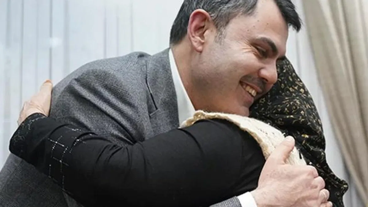 Bakan Kurum Nelbi Teyze'yi bu kez evinde ziyaret etti