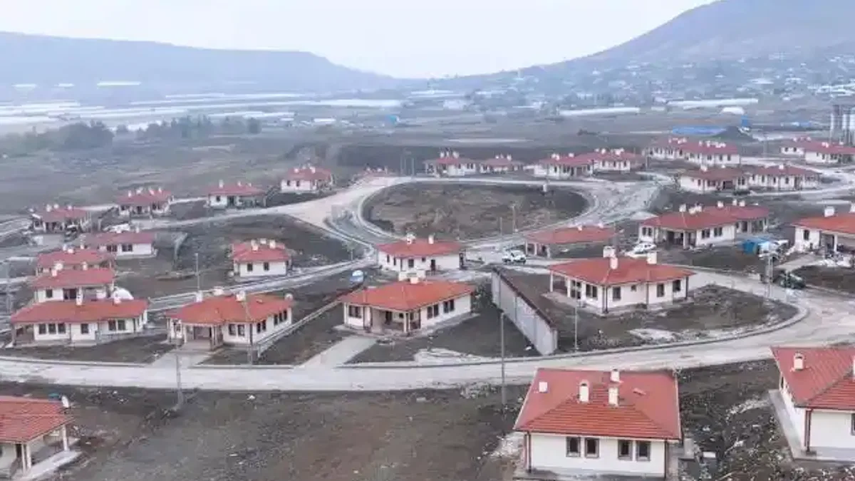 Deprem bölgesinde köy evleri teslim ediliyor