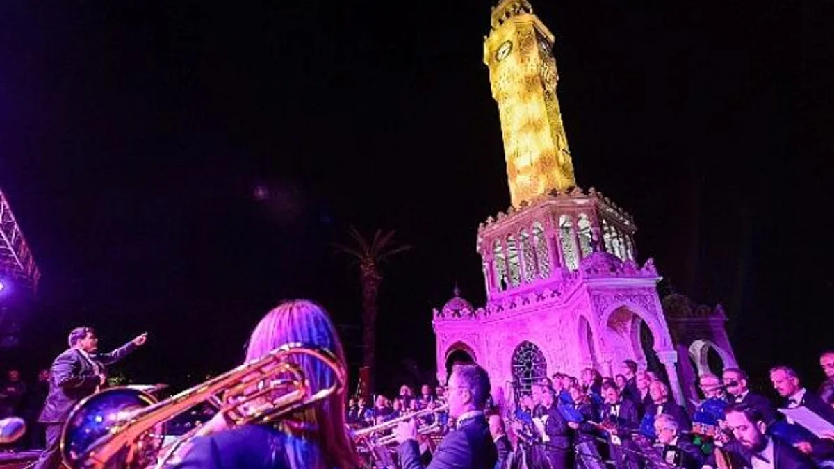 Atatürk Meydanı'nda Cumhuriyet ruhuna yakışır konser