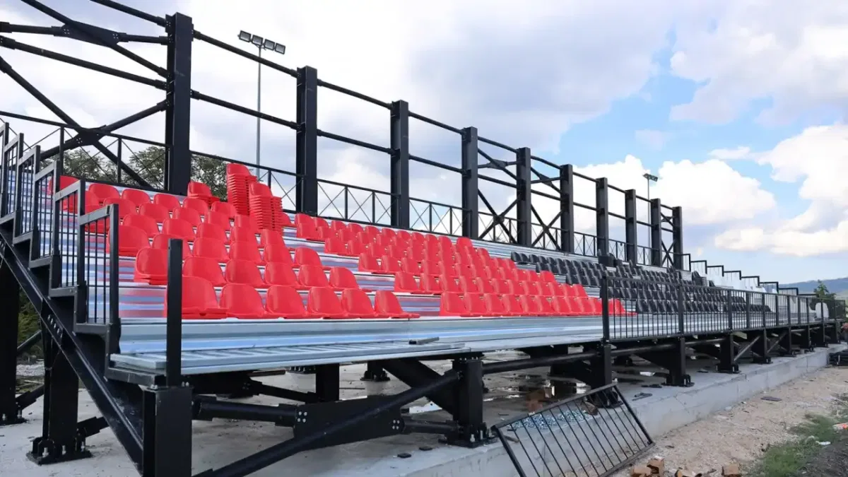 Sapanca'daki yeni futbol sahasında tribünler yükseliyor