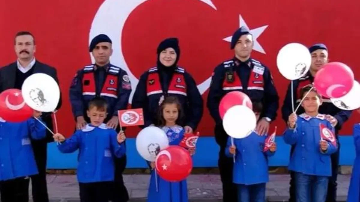 Askerler, öğrencilerle birlikte okul duvarına Türk bayrağı çizdi