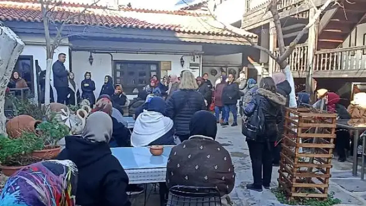 Kadınlar adım adım Manisa'yı geziyor