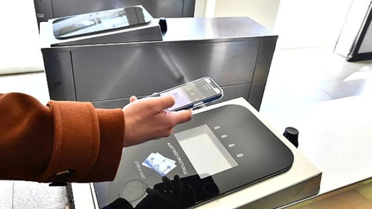 Kart taşıma, bakiye yükleme derdi yok, akıllı telefon var Toplu ulaşımda "Dijital İzmirim Kart" rahatlığı