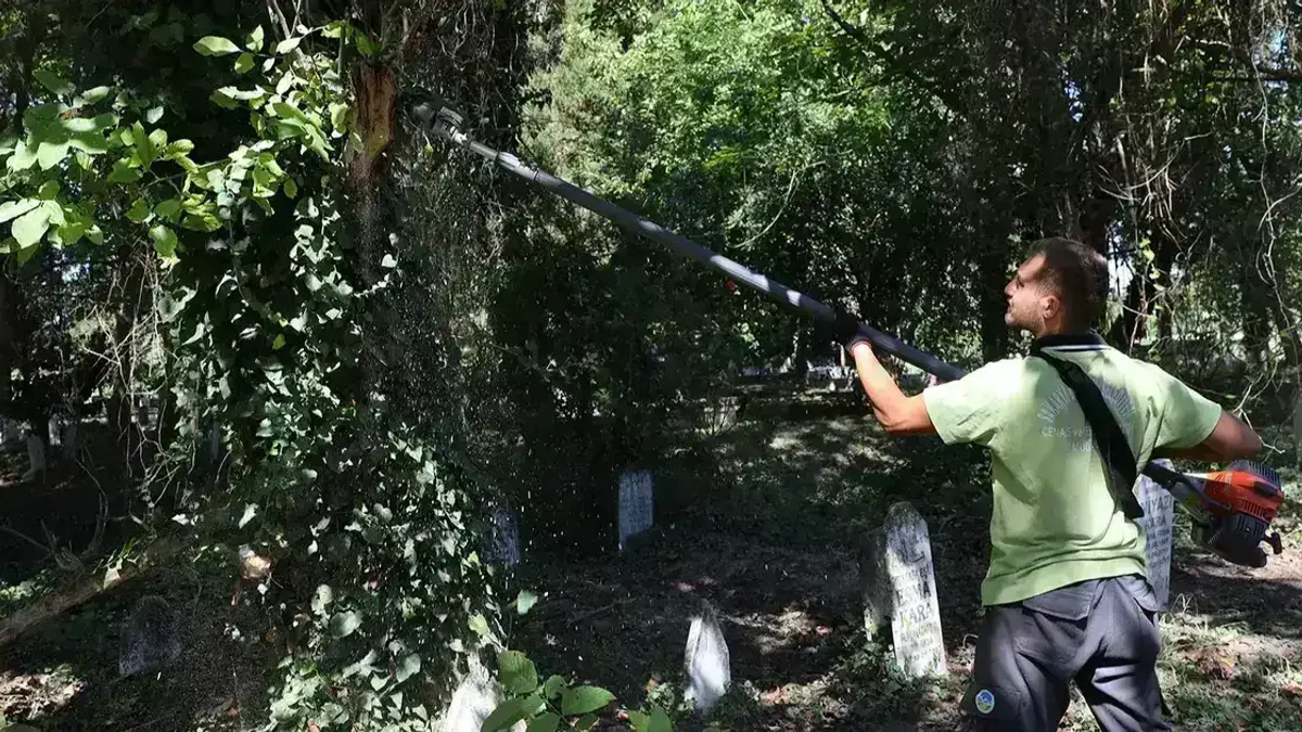 Sakarya Büyükşehir'den bin 455 mezarlıkta kapsamlı bakım