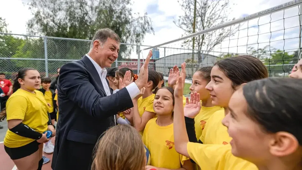 İzmir'de Başkan Tugay, sporcu çocuklarla buluştu