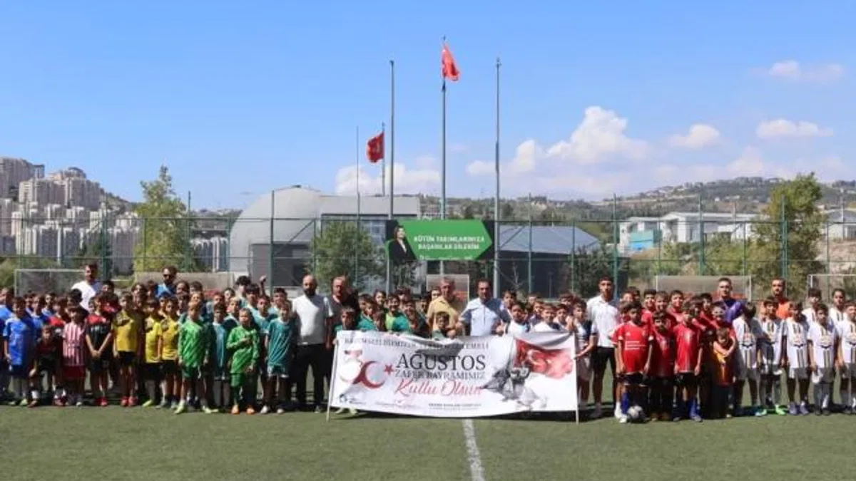 İzmit'te Zafer Bayramı Futbol Turnuvasında minikler sahne aldı