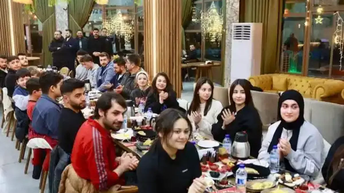 Başkan Rasim Arı Nevşehirli sporcularla sahurda buluştu