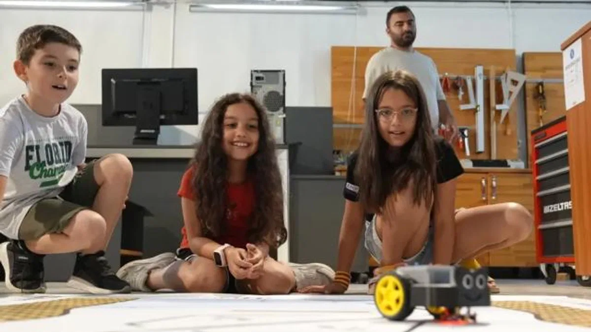 İzmirli çocuklar robotik dünyayla tanıştı