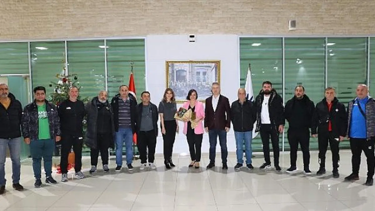 Karabağlardaki amatör spor kulüplerinden Başkan Kınay'a teşekkür ziyareti