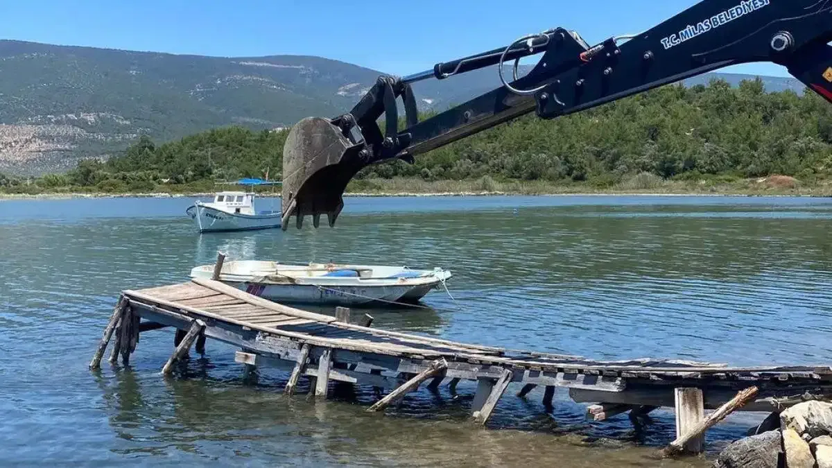 Muğla Milas'ta kaçak iskeleler yıkılıyor