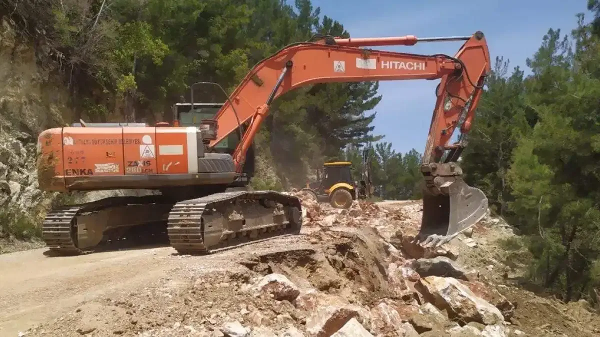 Antalya 'da Büyükşehir ekiplerinden yol mesaisi