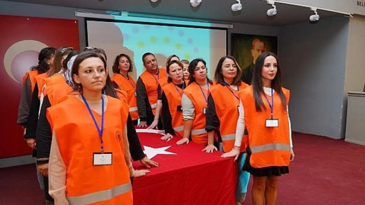 38 saatlik temel ilk yardım kursunu başarıyla tamamladılar