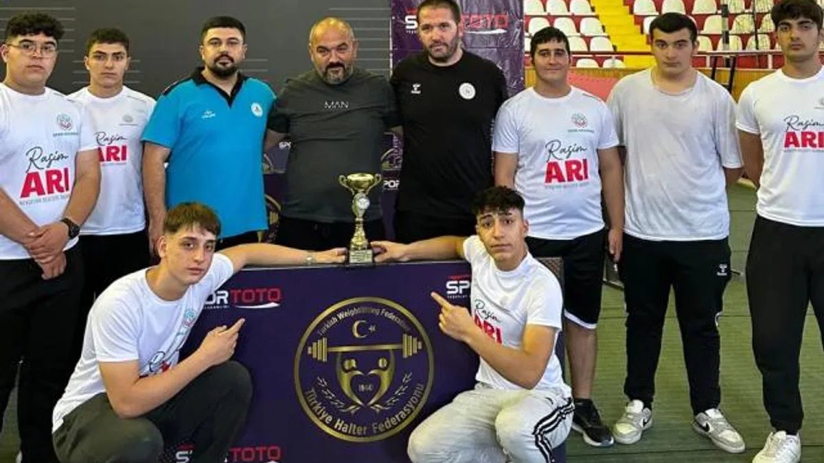Nevşehir Belediyesi Gençlik ve Spor Kulübü Halter Takımı yıldızlarda Türkiye beşincisi oldu