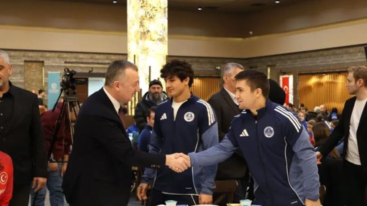 Kocaeli'de Başkan Büyükakın başarılı sporcularla iftar yaptı